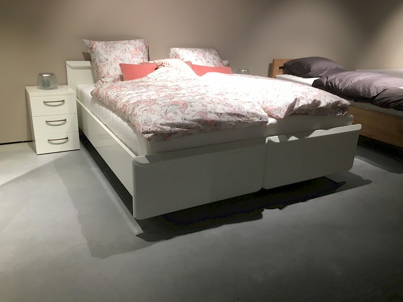 Showroommodel deelbaar comfort ledikant Napoli 180x200 alpine wit met 2 nachtkastjes.